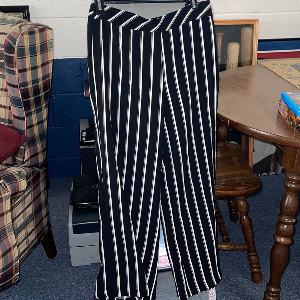 H&M black and white stripped capri pants